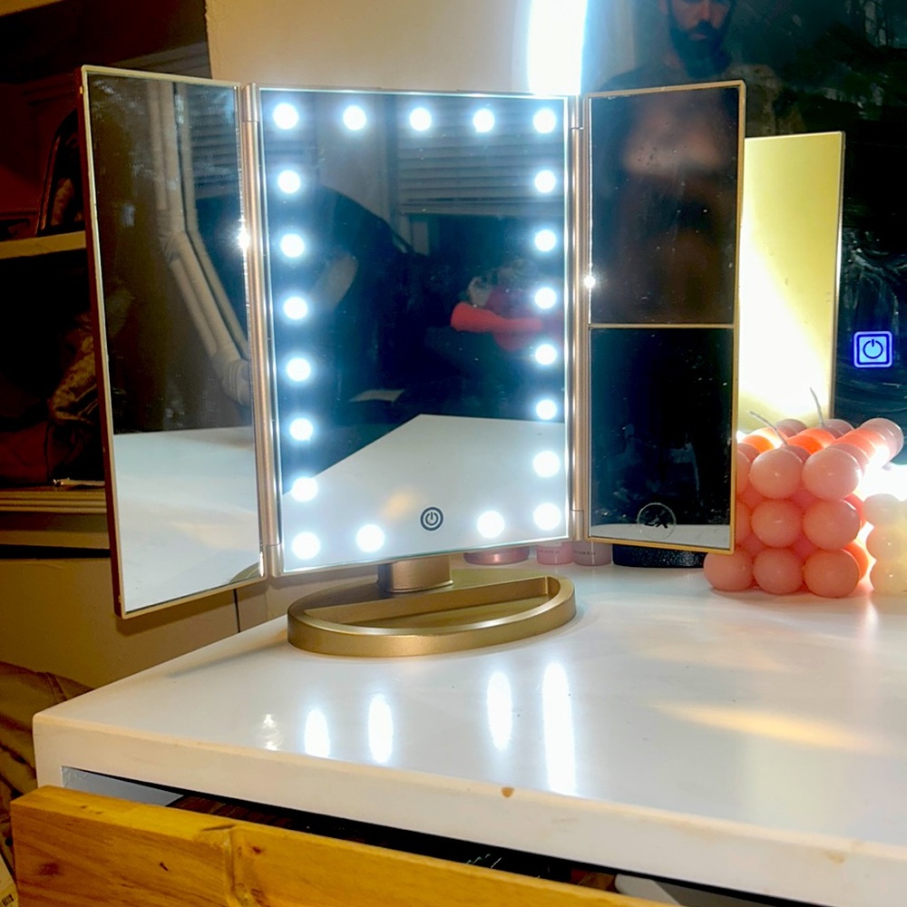 Makeup mirror with bright lights and 2X zoom
